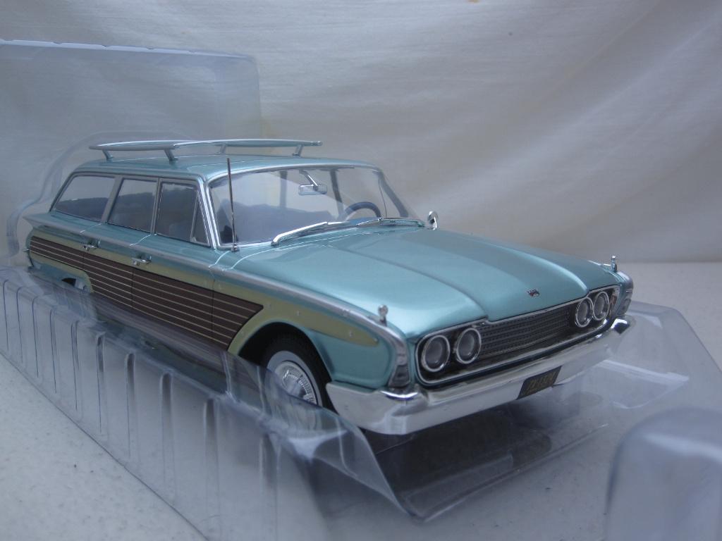 Ford Country Squire 1960 lichtblauw metallic / hout 1:18 MCG, Ophalen of Verzenden, Nieuw, Auto, Overige merken