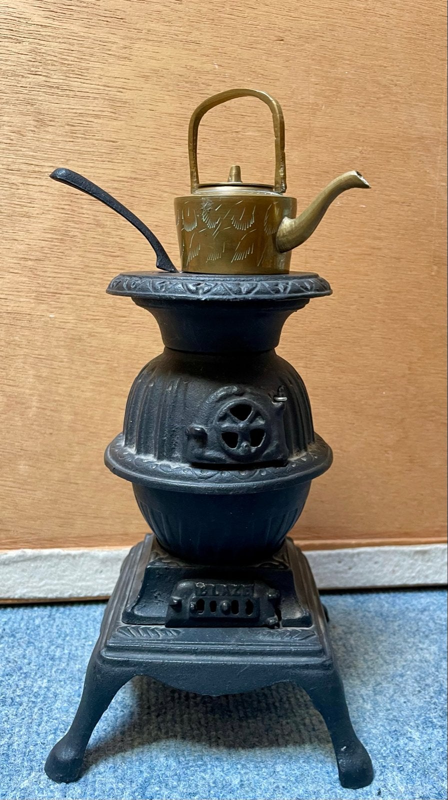 Miniatuur gietijzeren kachel met messing theepot, Ophalen of Verzenden