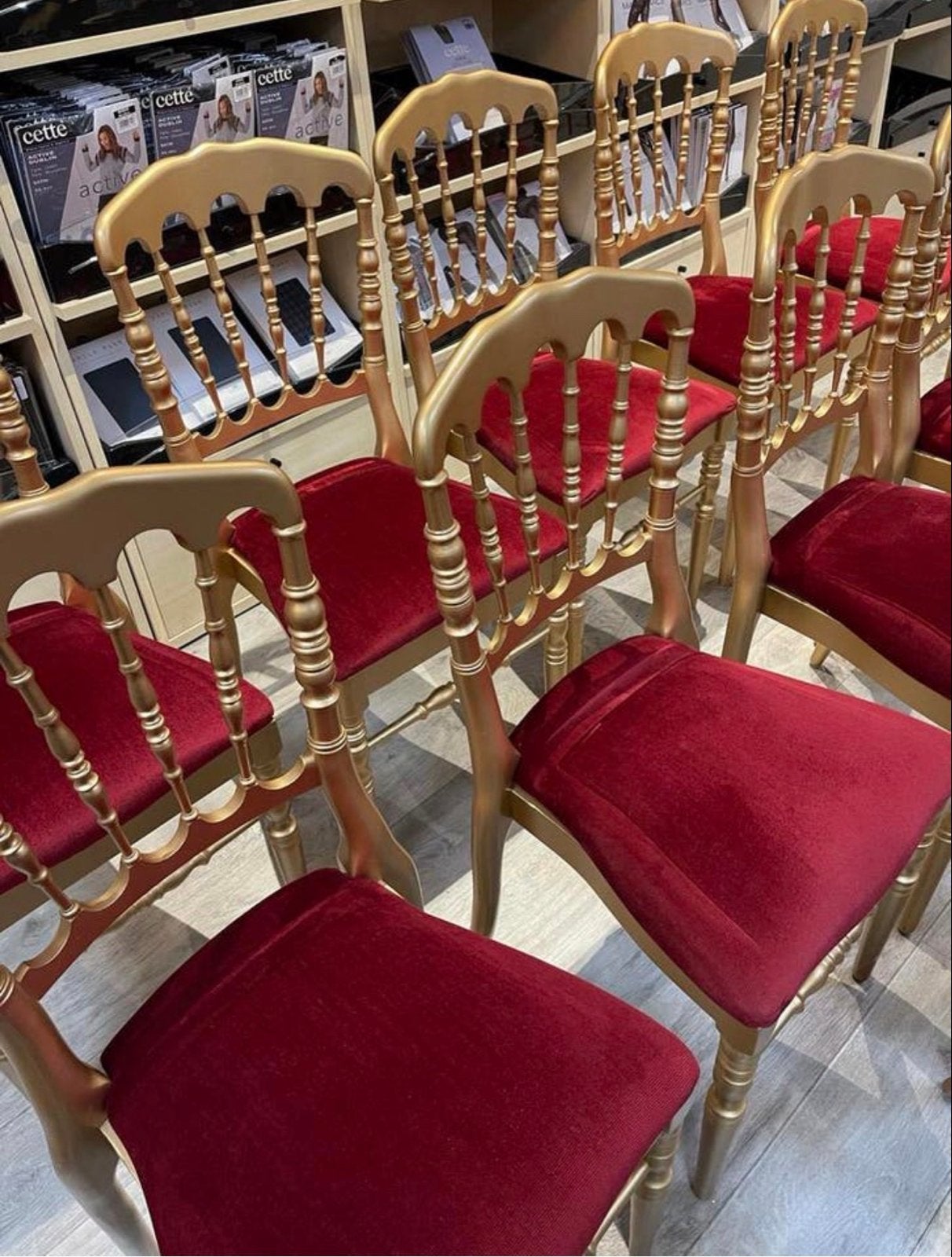 Gouden Chiavari/Napoleon stoelen 10 x met rode zitting, Huis en Inrichting, Overige kleuren, Ophalen of Verzenden, Zo goed als nieuw
