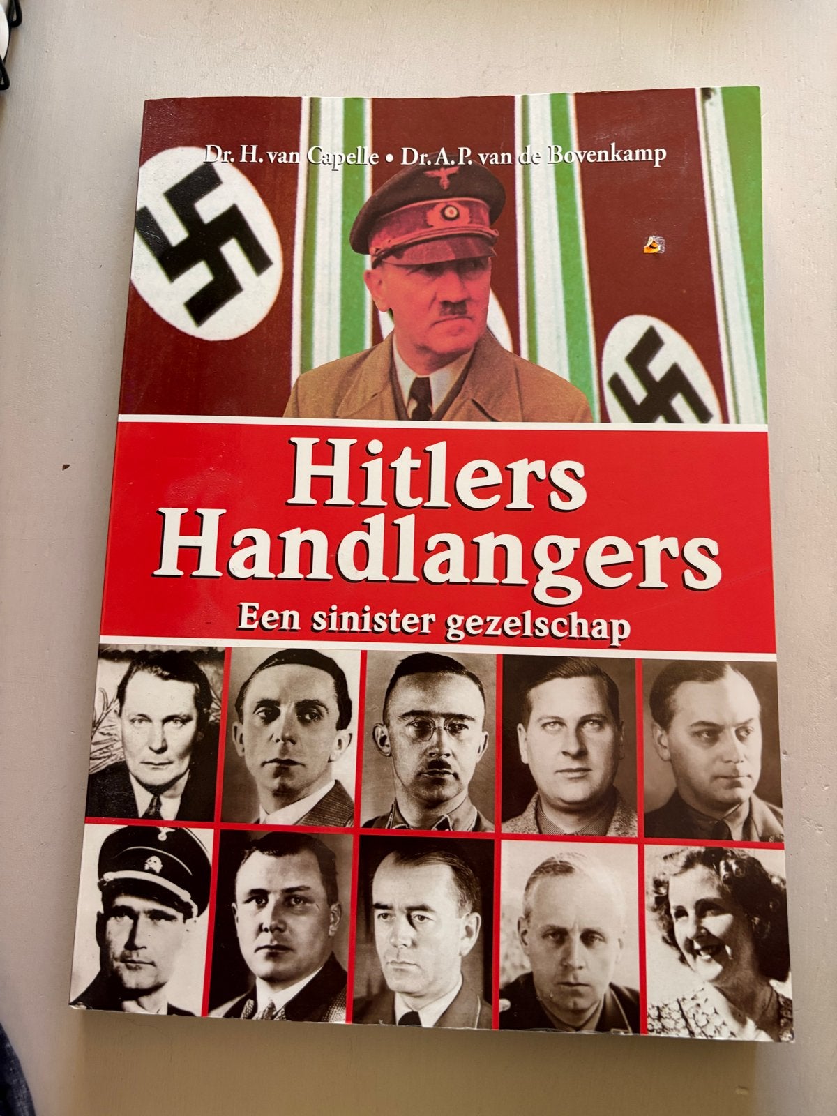 Boek: Hitlers Handlangers - Een sinister gezelschap, Ophalen of Verzenden, 20e eeuw of later, Gelezen