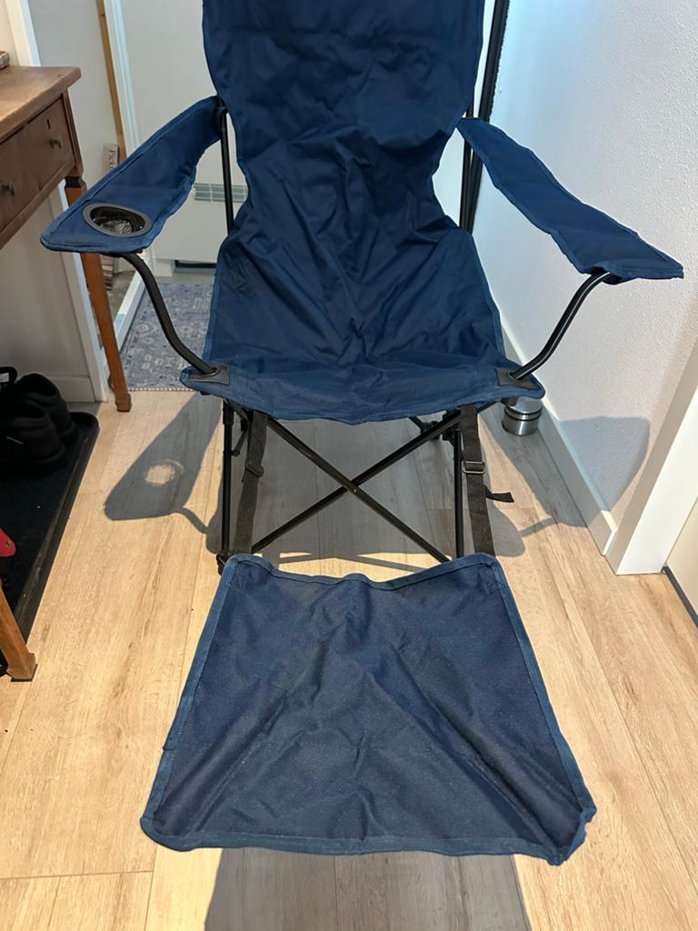 Blauwe campingstoel met voetensteun, Ophalen, Zo goed als nieuw
