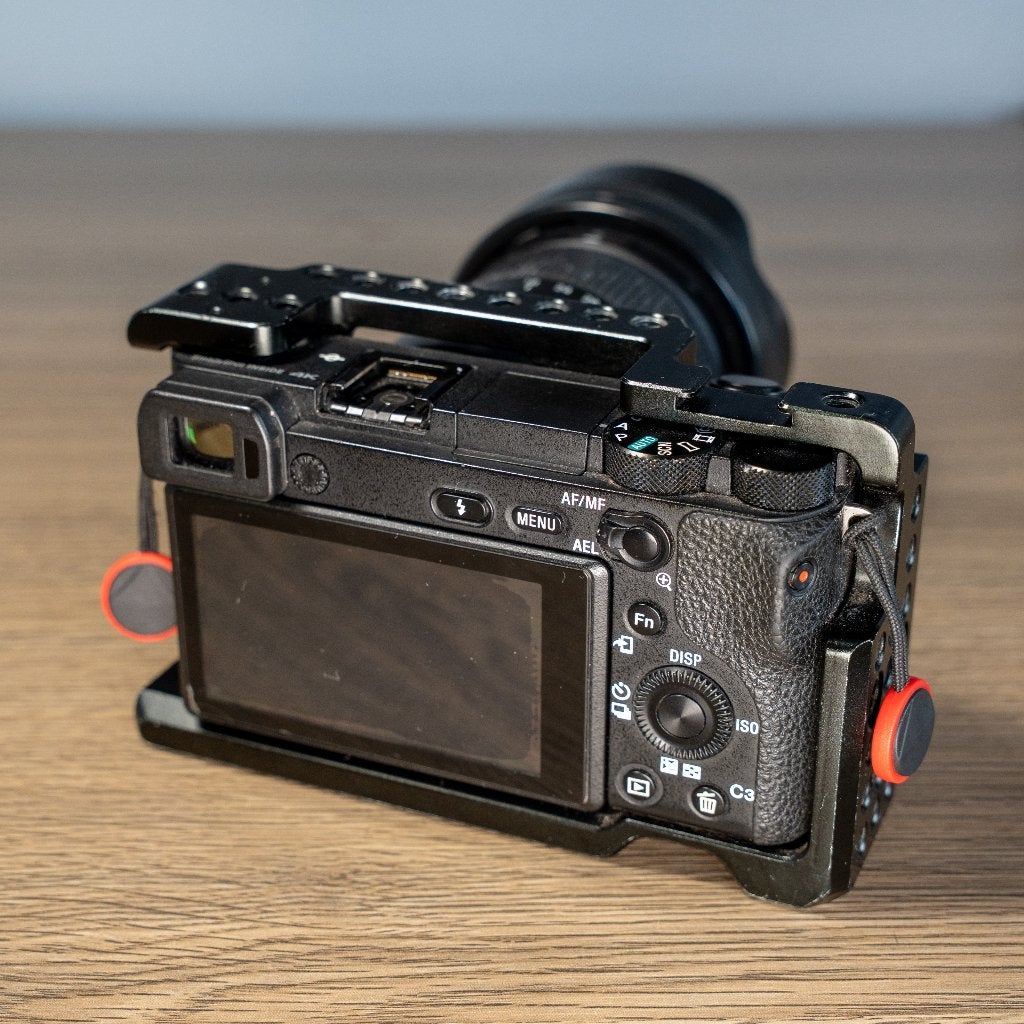 Sony A6500 met Sigma 18-50mm f/2.8 en accessoires, Ophalen, Gebruikt, Ingebouwde flitser, Lensdop