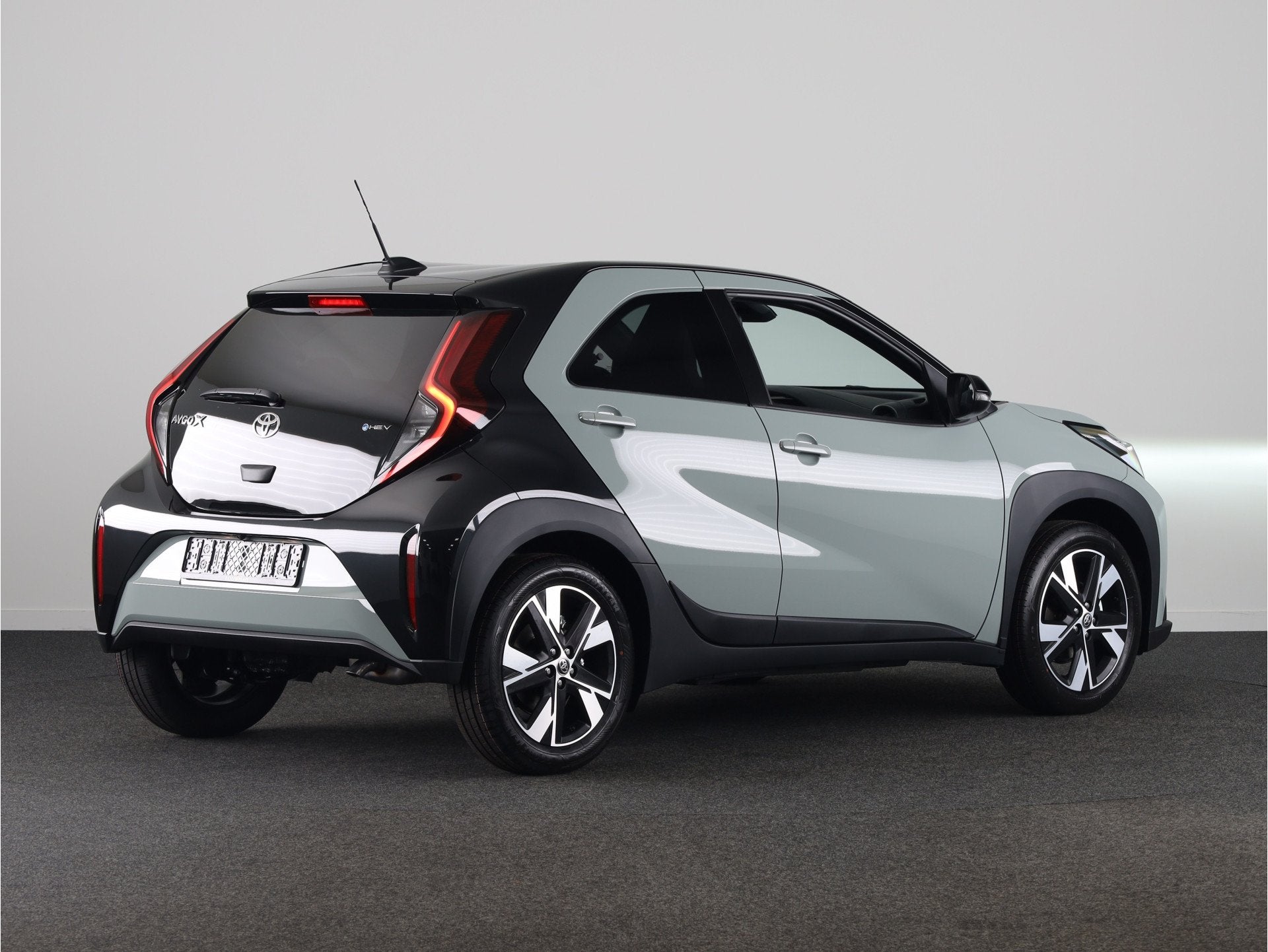 Toyota Aygo X Hybrid 115 pulse *NIEUW* | Direct leverbaar! |, Stof, Zwart, 4 stoelen, 116 pk