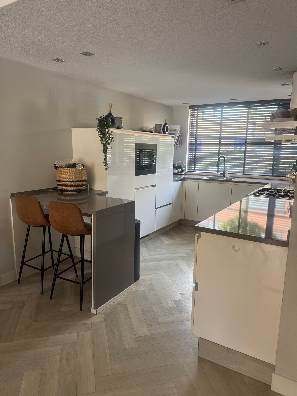 Complete hoekkeuken met inbouwapparatuur en bar, Huis en Inrichting, Ophalen, Wit, Hoekkeuken, Zo goed als nieuw