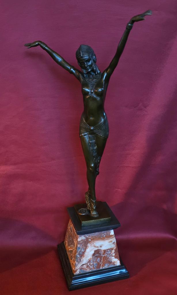 Art Deco gesigneerd bronzen beeld op verhoogde marmeren voet, Antiek en Kunst, Ophalen of Verzenden