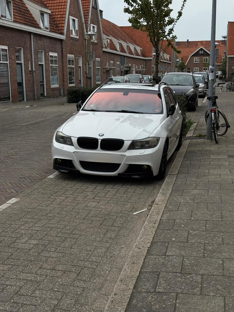 BMW 3-Serie 2.0 D 320 Touring AUT 2011 AlpineWit, Auto's, BMW, Automaat, Achterwielaandrijving, 1995 cc, Zwart