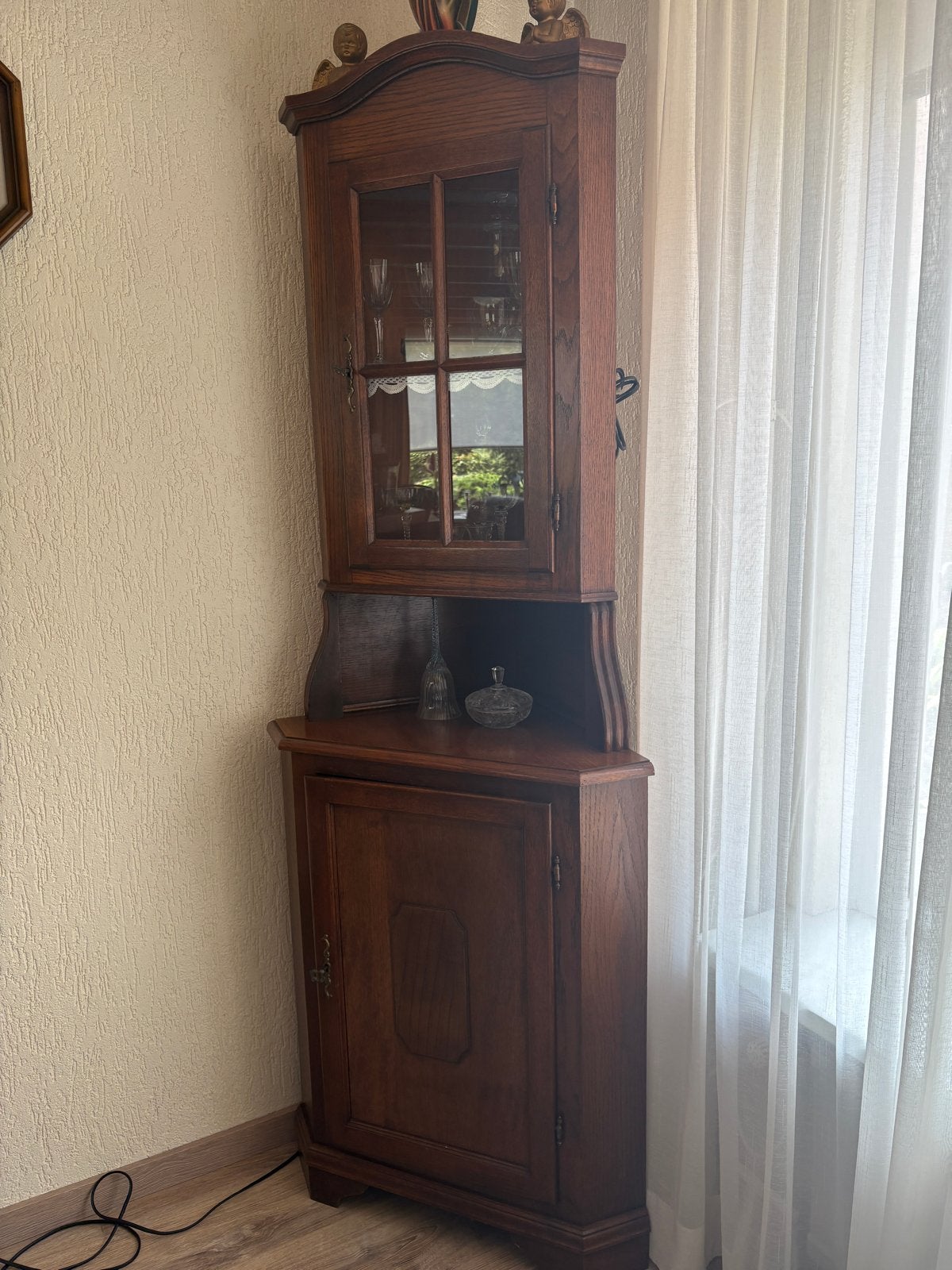 Houten hoekkast met glazen deur, Ophalen, Gebruikt