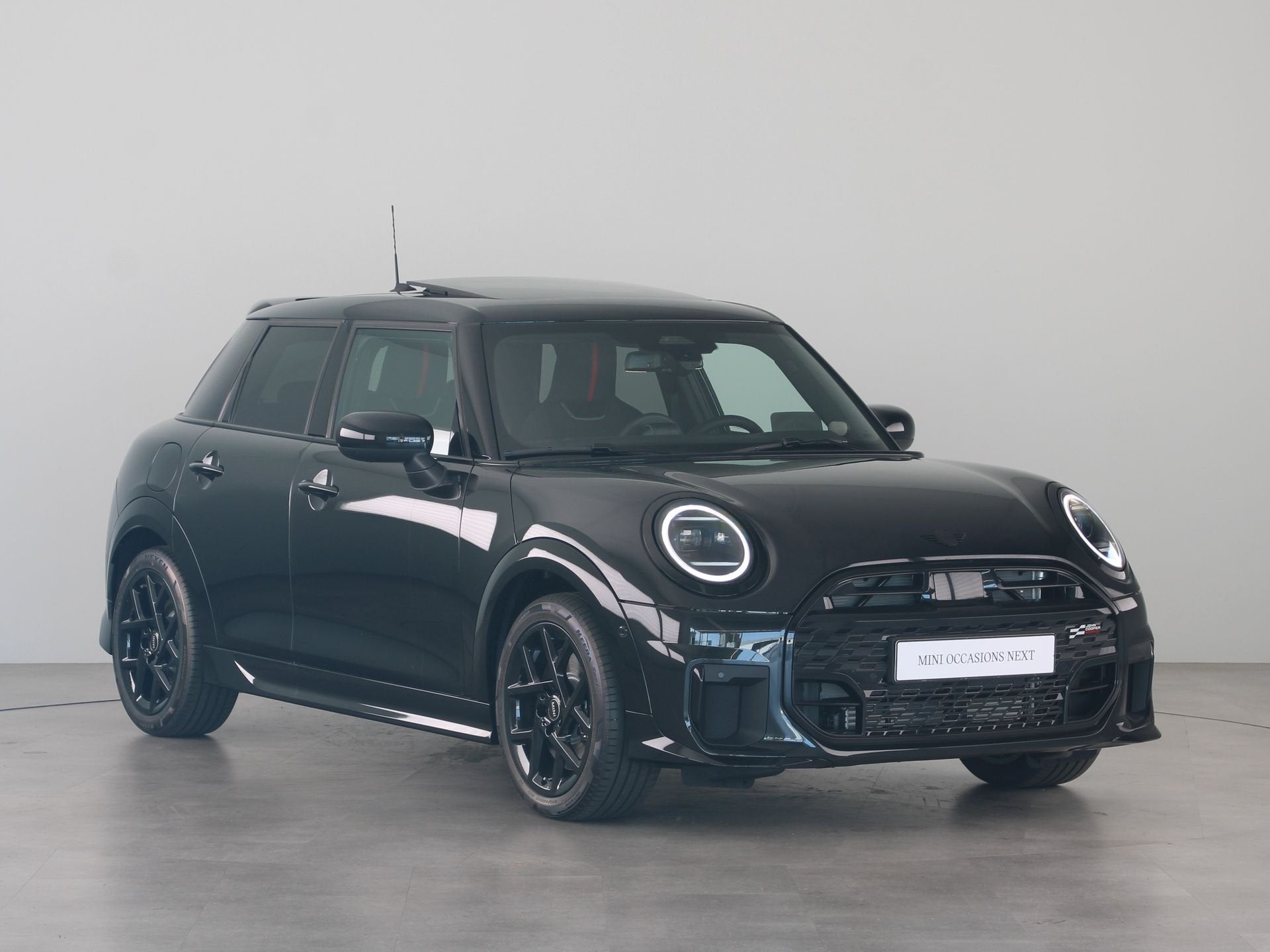 MINI 5-deurs Cooper John Cooper Works Pakket M PRIVATE LEASE, Auto's, Dealer onderhouden, 156 pk, Parkeerassistent, Zwart