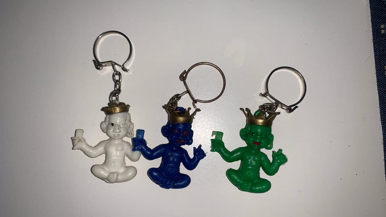Vintage sleutelhangers, zittend poppetje met kroontje, Verzamelen, Ophalen of Verzenden, Gebruikt