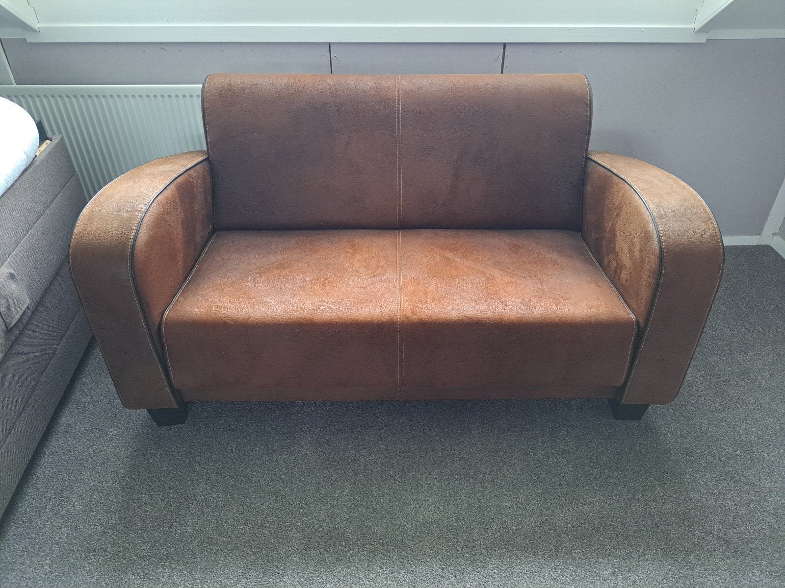 Comfortabele tweepersoonsbank in bruin suède-look, Huis en Inrichting, Ophalen, Minder dan 75 cm, Tijdloos, Modern, 150 tot 200 cm