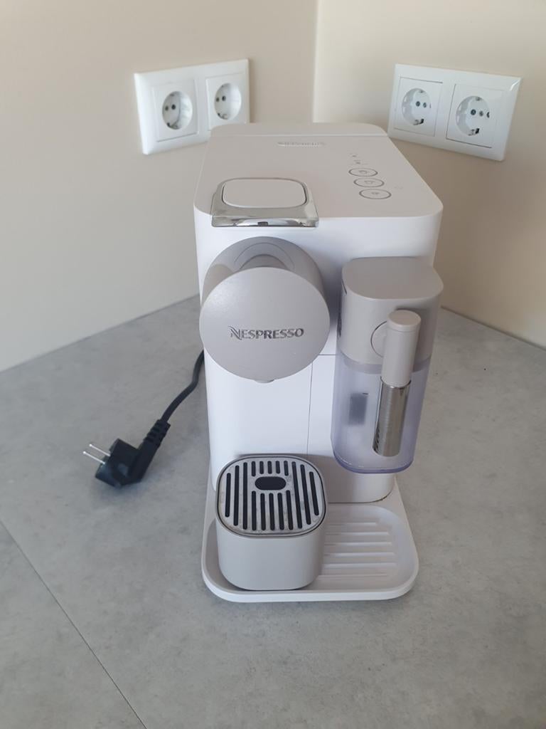 Nespresso De Longhi koffiemachine kleur wit €150, Ophalen of Verzenden, Zo goed als nieuw, Koffiemachine
