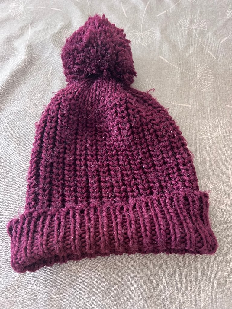 warme muts dames bordeaux rood met pluim gebreid model, Maat 38/40 (M), Ophalen of Verzenden, Muts, Onbekend