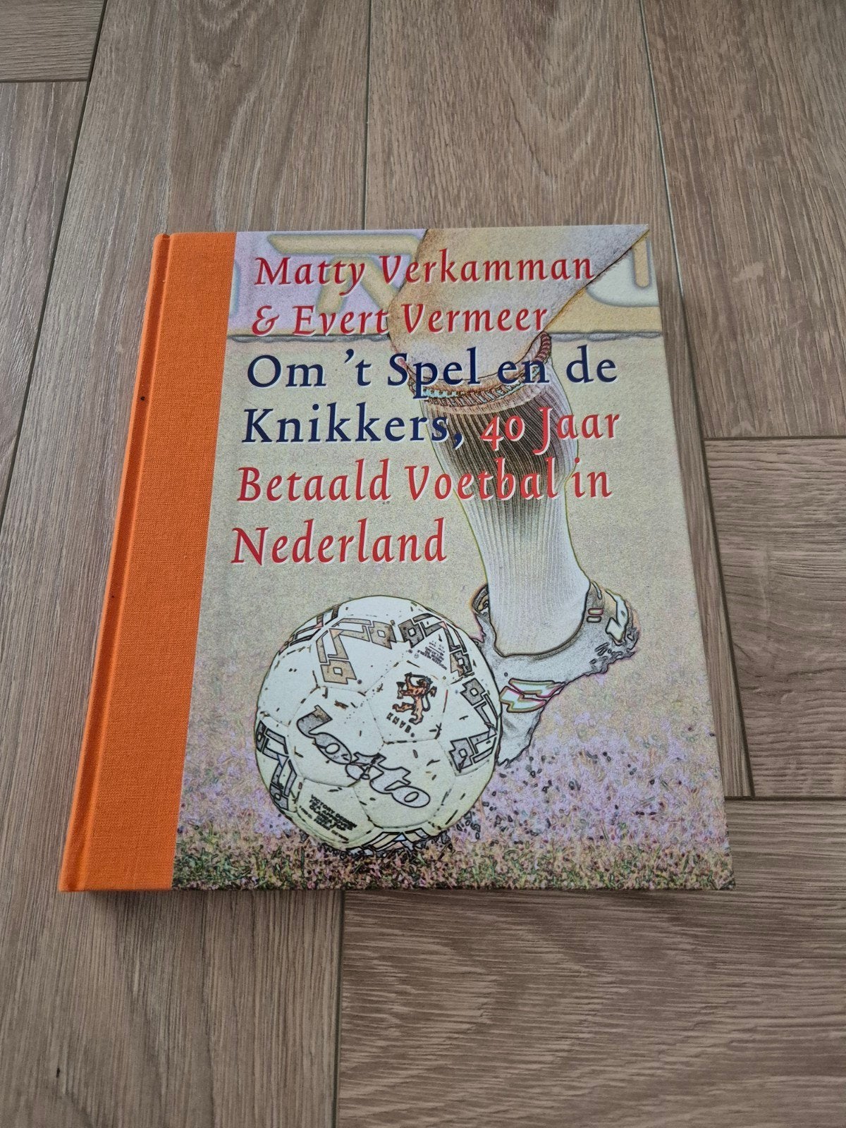 Om 't Spel en de Knikkers: 40 jaar Betaald Voetbal, Ophalen of Verzenden, Zo goed als nieuw, Matty Verkamman & Evert Vermeer, Balsport