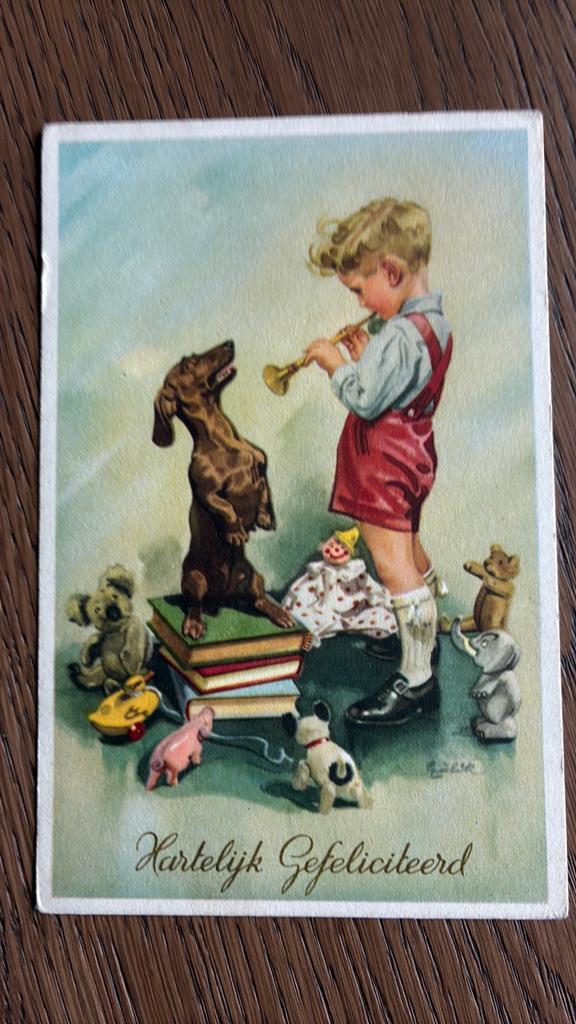 Jongen speelt trompet,hond balanceert op boeken,speelgoed, Ophalen of Verzenden, Ongelopen, Kinderen