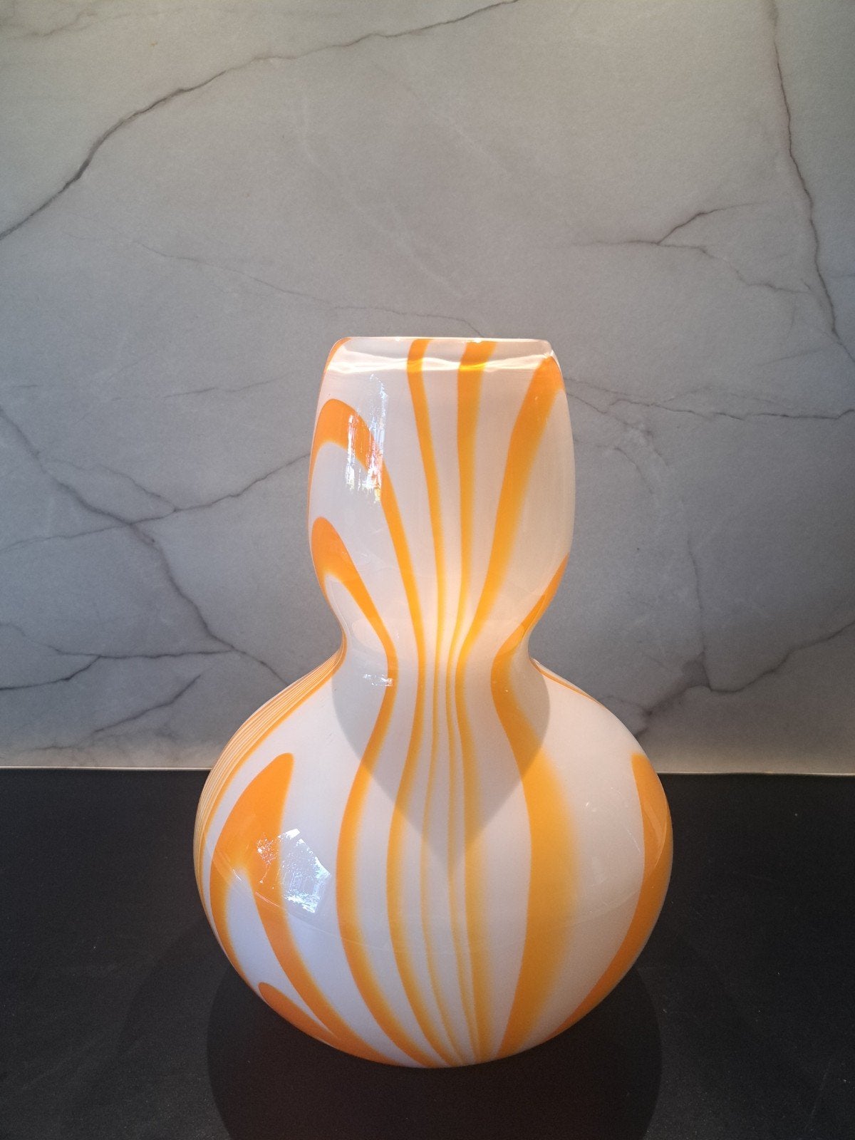 Prachtige gemarmerde oranje witte vaas swirl, 26 cm hoog, Antiek en Kunst, Antiek | Vazen, Ophalen