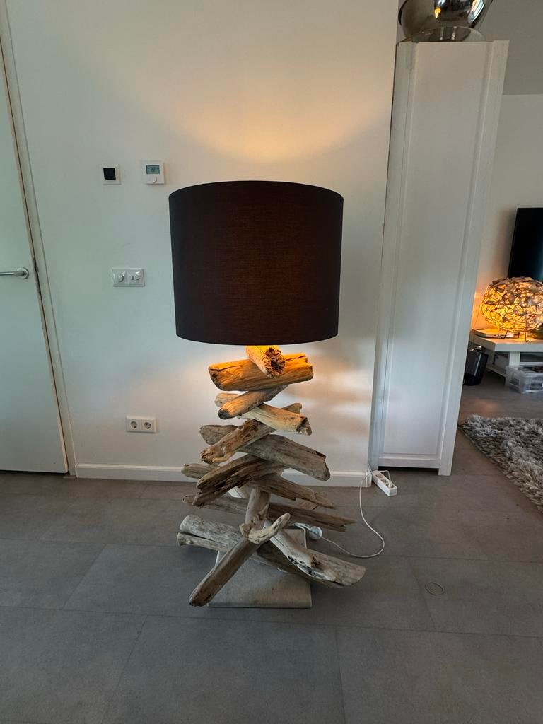 Unieke drijfhout vloerlamp met zwarte kap, Ophalen of Verzenden, Zo goed als nieuw, Rustieke stoere natuurlijke uitstraling. Uniek exemplaar.