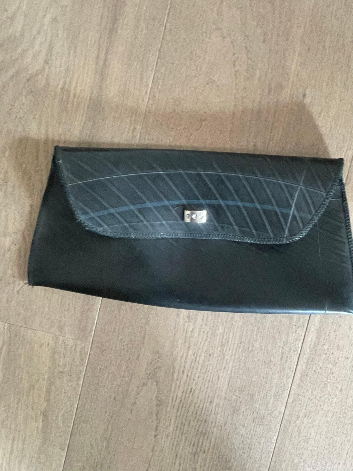 Unieke handgemaakte clutch van gerecycled autoband, Ophalen of Verzenden, Nieuw, Zwart, Avondtasje