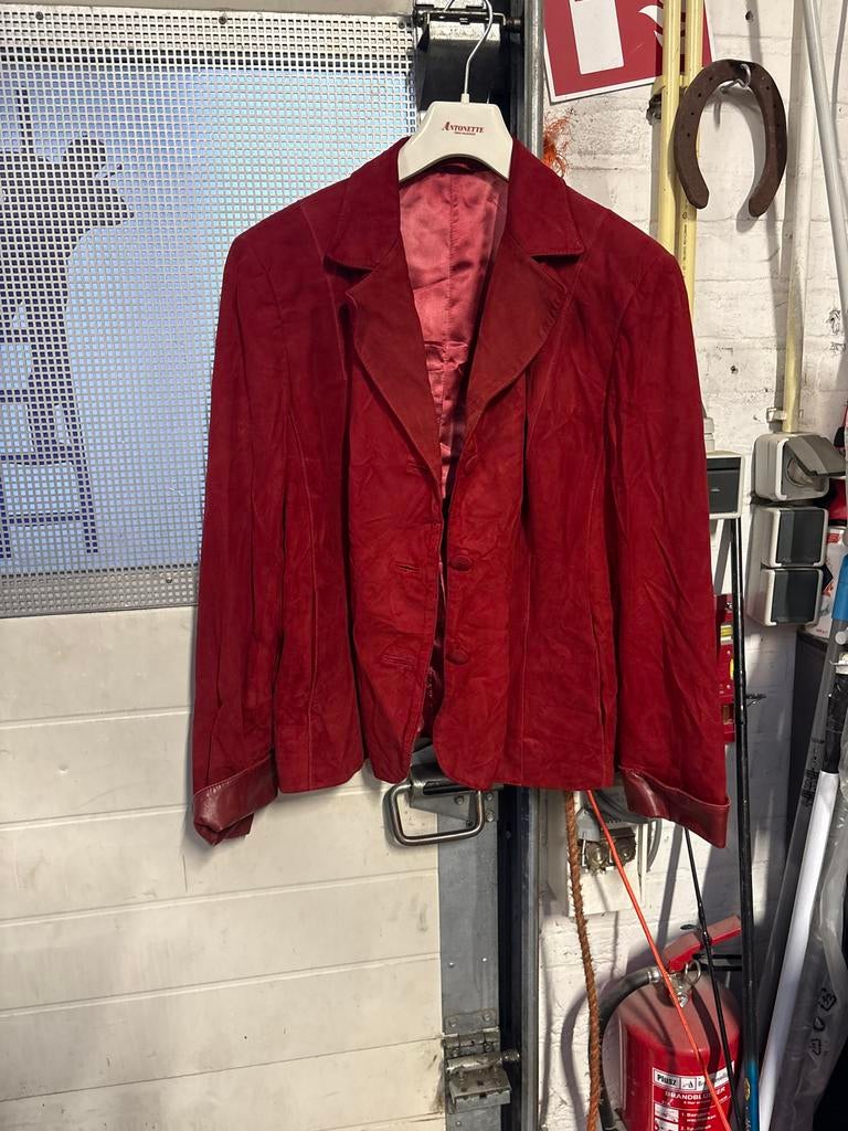 Stijlvol Rood Suède Jasje - Maat M, Maat 38/40 (M), Ophalen of Verzenden, Zo goed als nieuw, U