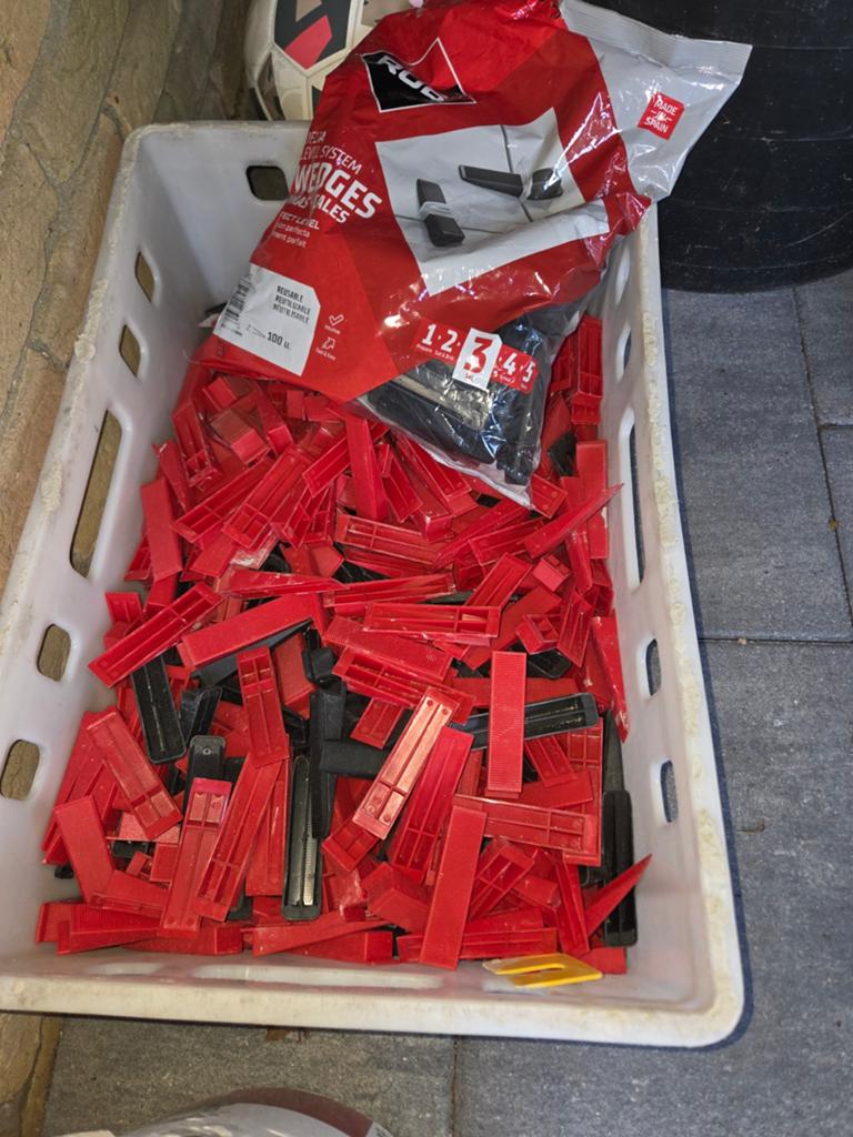 Rubi Tegel Leveling Systeem Wedges - Rood/Zwart, Overige materialen, Gebruikt, Overige typen, Minder dan 20 cm