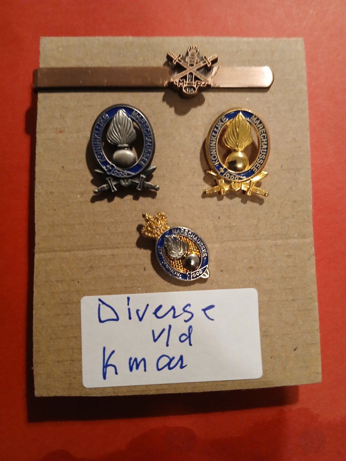 Diverse Koninklijke Marechaussee Emblemen en Speld, Verzenden, Marechaussee, Nederland, Embleem of Badge