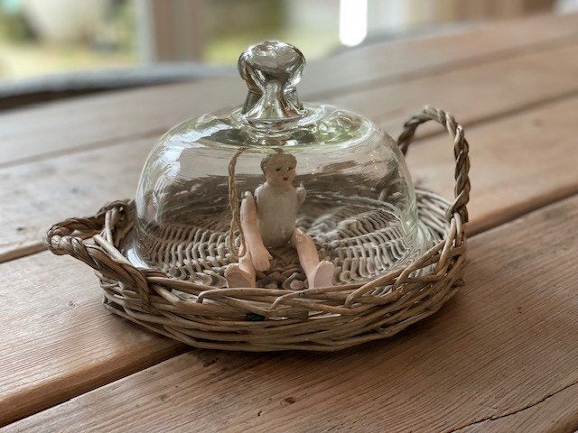 Glazen stolp met losse rieten mandje / onderzetter eronder., Huis en Inrichting, Natuurlijk materiaal, Ophalen, Zo goed als nieuw