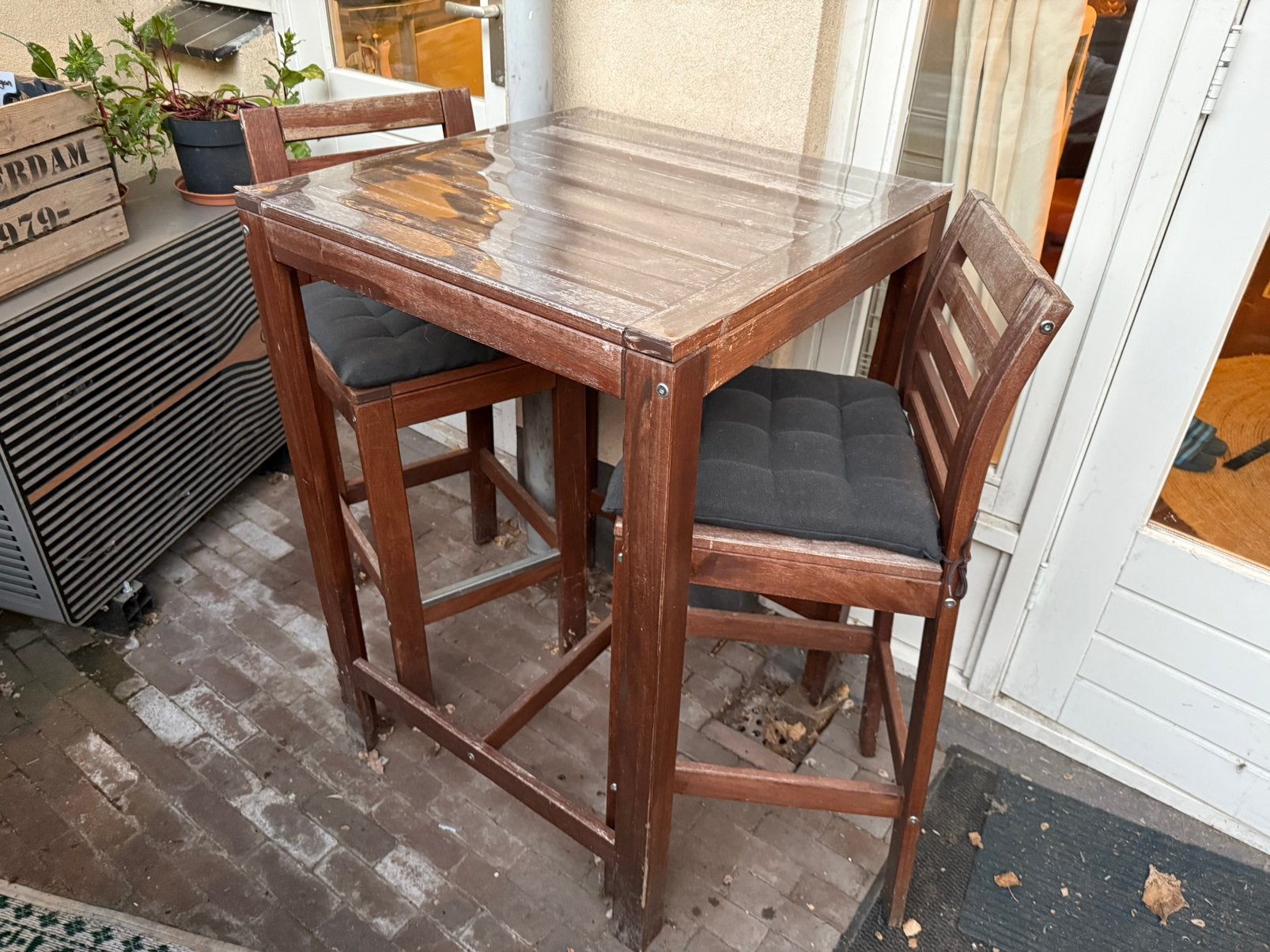 Buiten bartafel met barkrukken, kussens en hoes voor de set, Ophalen, Zo goed als nieuw