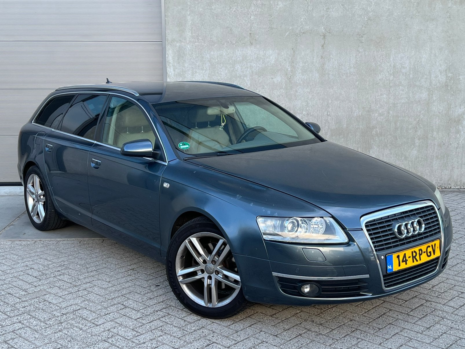 Goedrijdende Audi A6 2.4 V6 177PK Avant Automaat/NieuweAPK!, Auto's, Audi, 1800 kg, Beige, Navigatiesysteem, Blauw