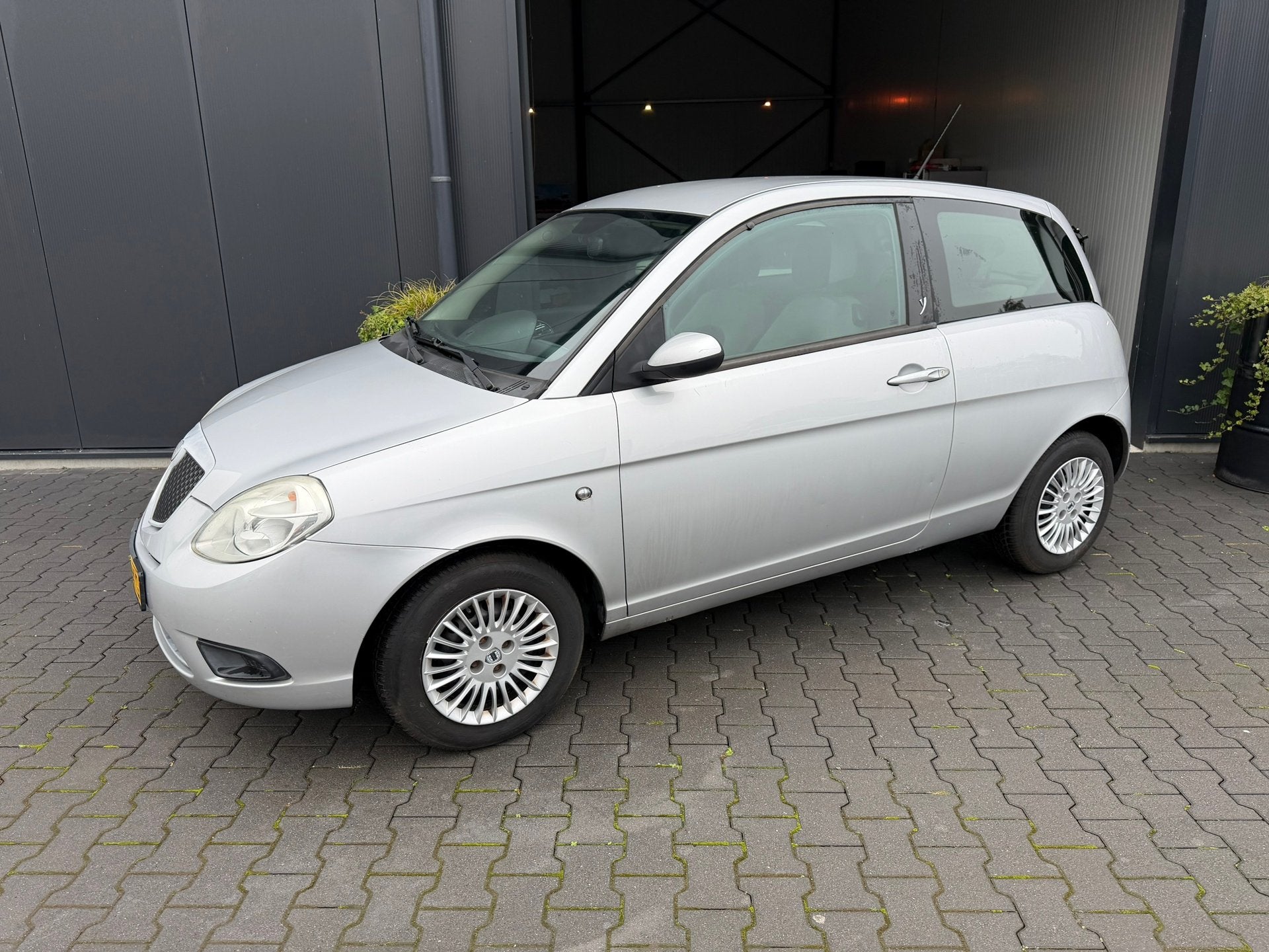 Lancia Ypsilon 1.4 Oro NIEUWE APK !, Auto's, Voorwielaandrijving, Stof, Gebruikt, 31 €/maand