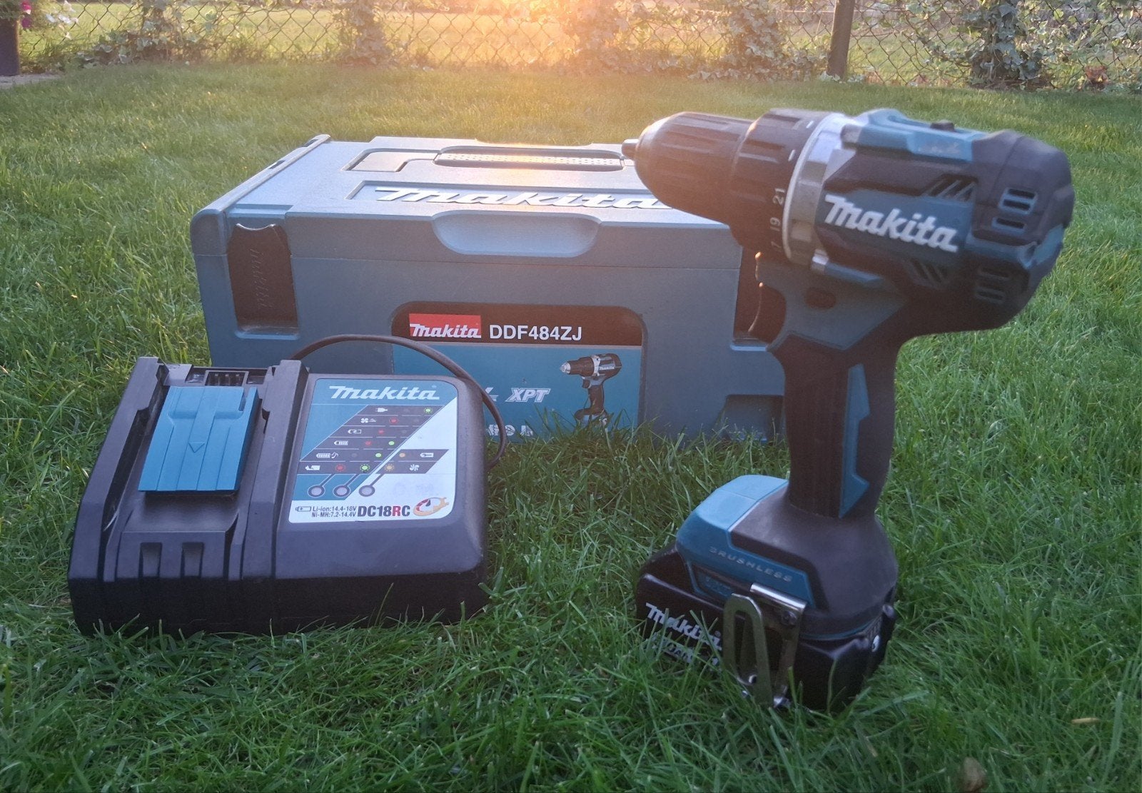 Makita DDF484 18V Brushless – 5.0Ah + DC18RC + M-box, Ophalen of Verzenden, Zo goed als nieuw, Boormachine
