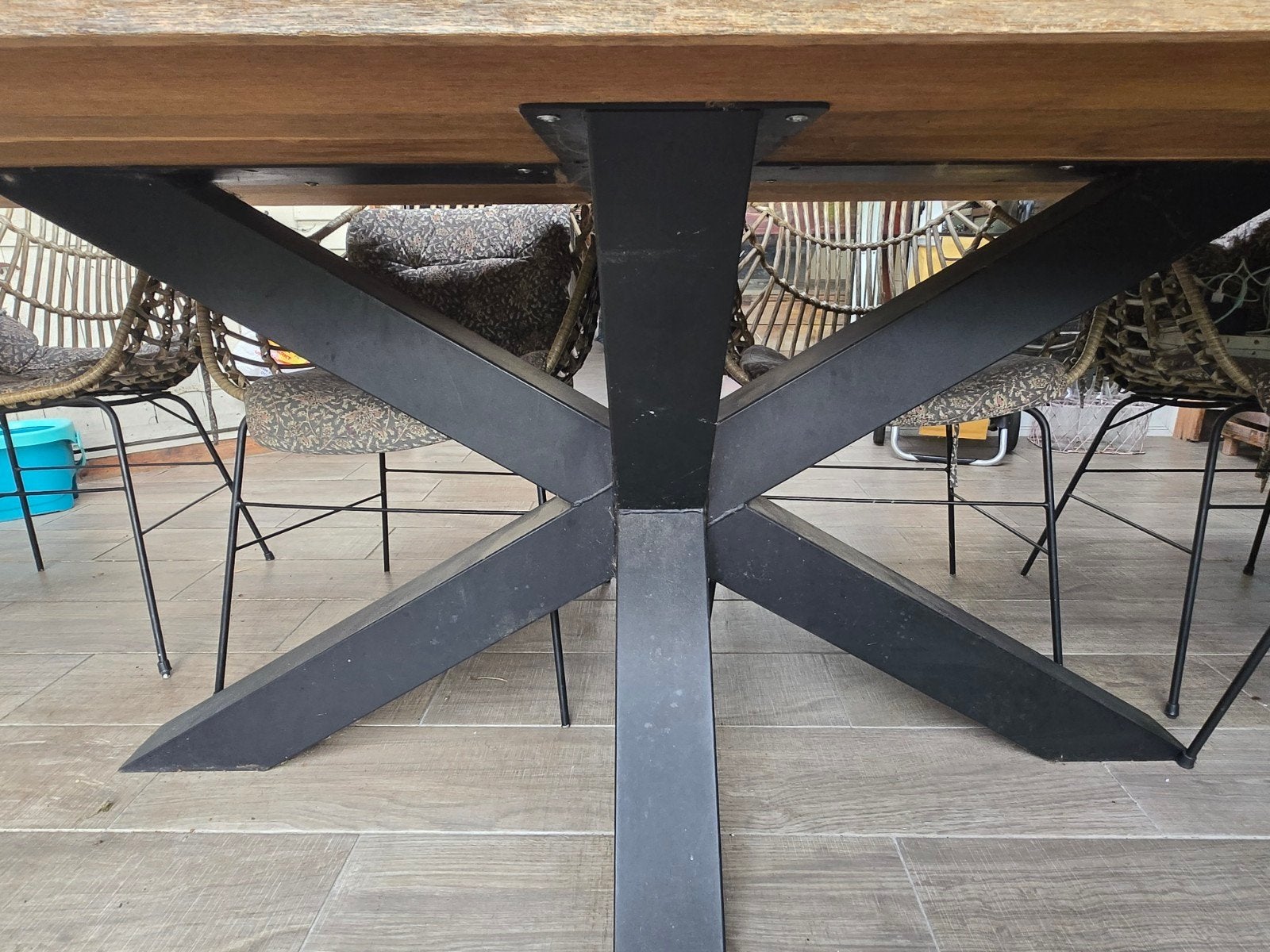 Boomstam tuintafel eiken met stalen poot (300x105x77cm), Ophalen of Verzenden, Gebruikt, Rechthoekig, Hout