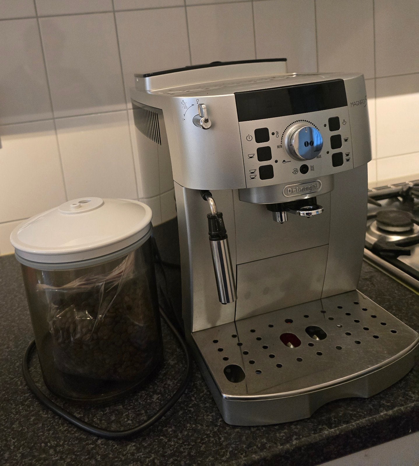 De'Longhi Magnifica S volautomatische espressomachine, Espresso apparaat, Zo goed als nieuw, Afneembaar waterreservoir, Koffiebonen
