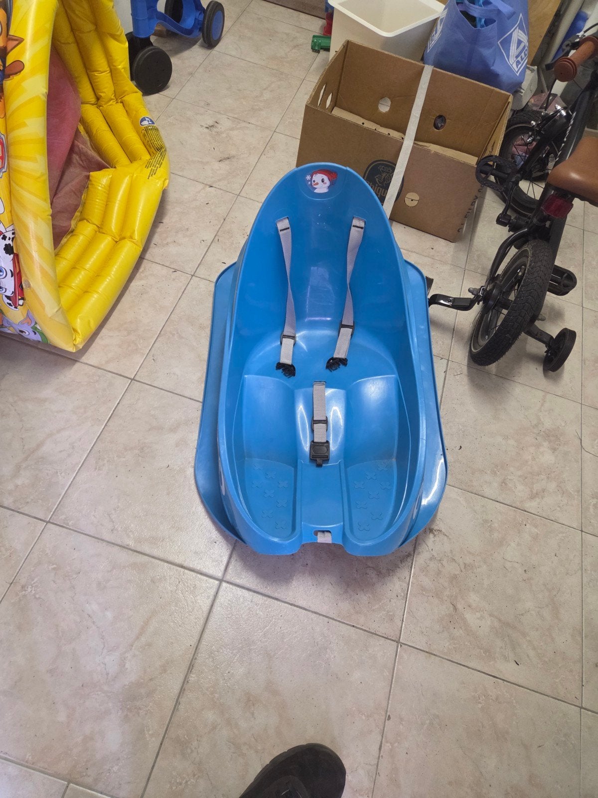 Blauwe kinder slee met veiligheidsgordel, Kinderen en Baby's, Speelgoed | Buiten | Sleeën, Ophalen, Rugleuning, Gebruikt, Kunststof