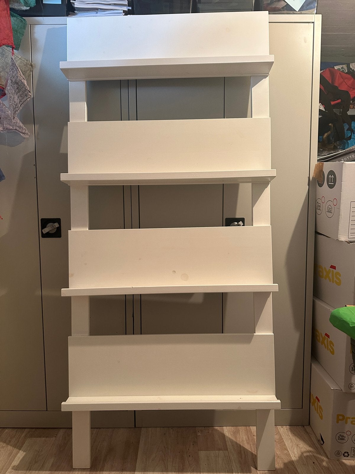 Wit tijdschriftenrek met 4 niveaus, Ophalen, Meerdere vakken, Gebruikt, Modern