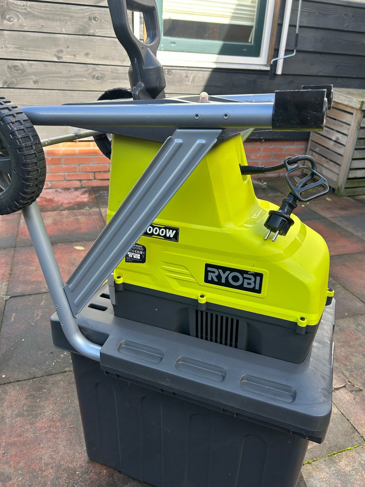 Ryobi 3000W Hakselaar met opvangbak 1x gebruikt, Ophalen, Zo goed als nieuw, Elektrisch, Met opvangbak