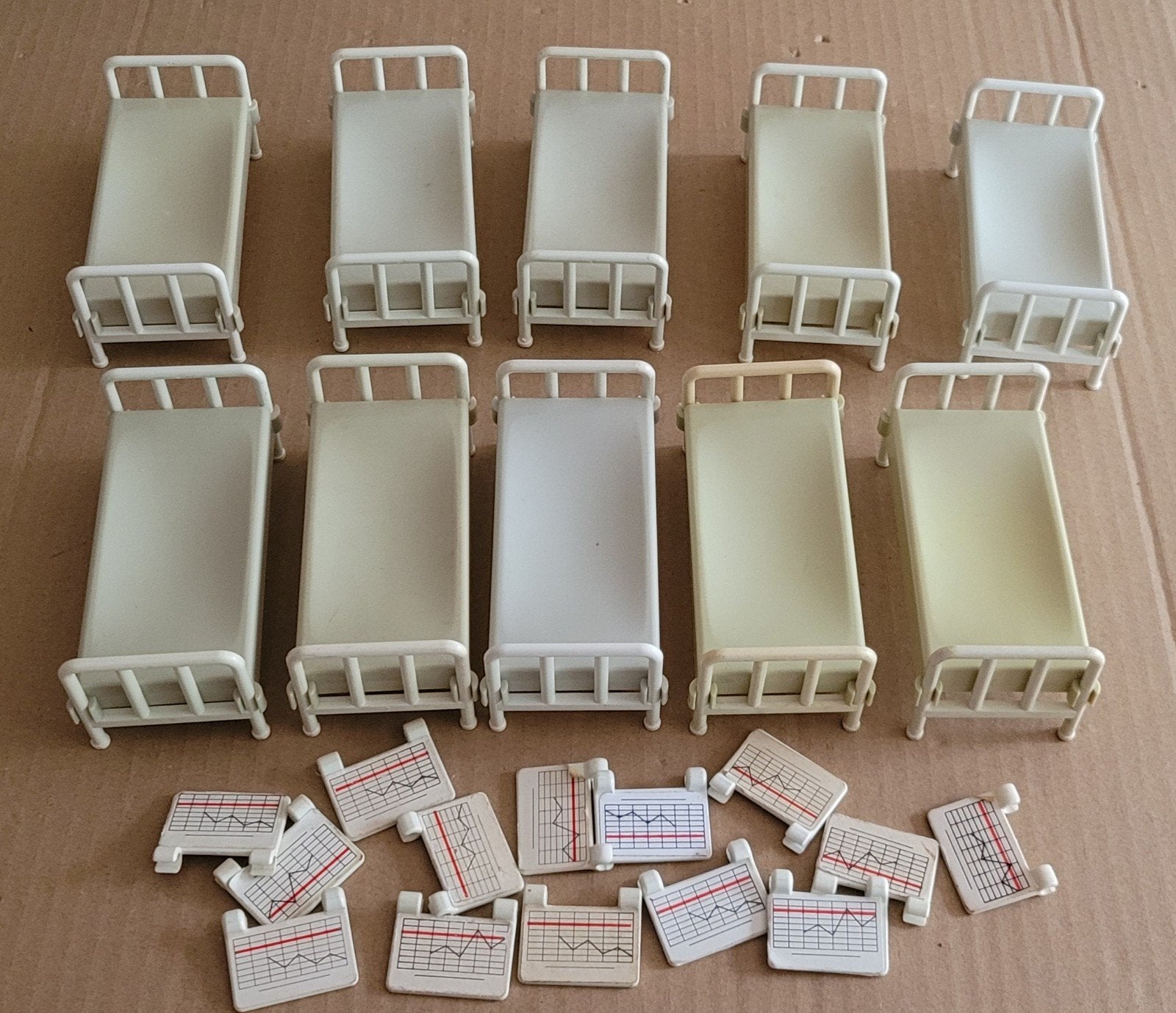 10 x oud playmobil bed. Westernhuis of ziekenhuis, Ophalen of Verzenden, Gebruikt