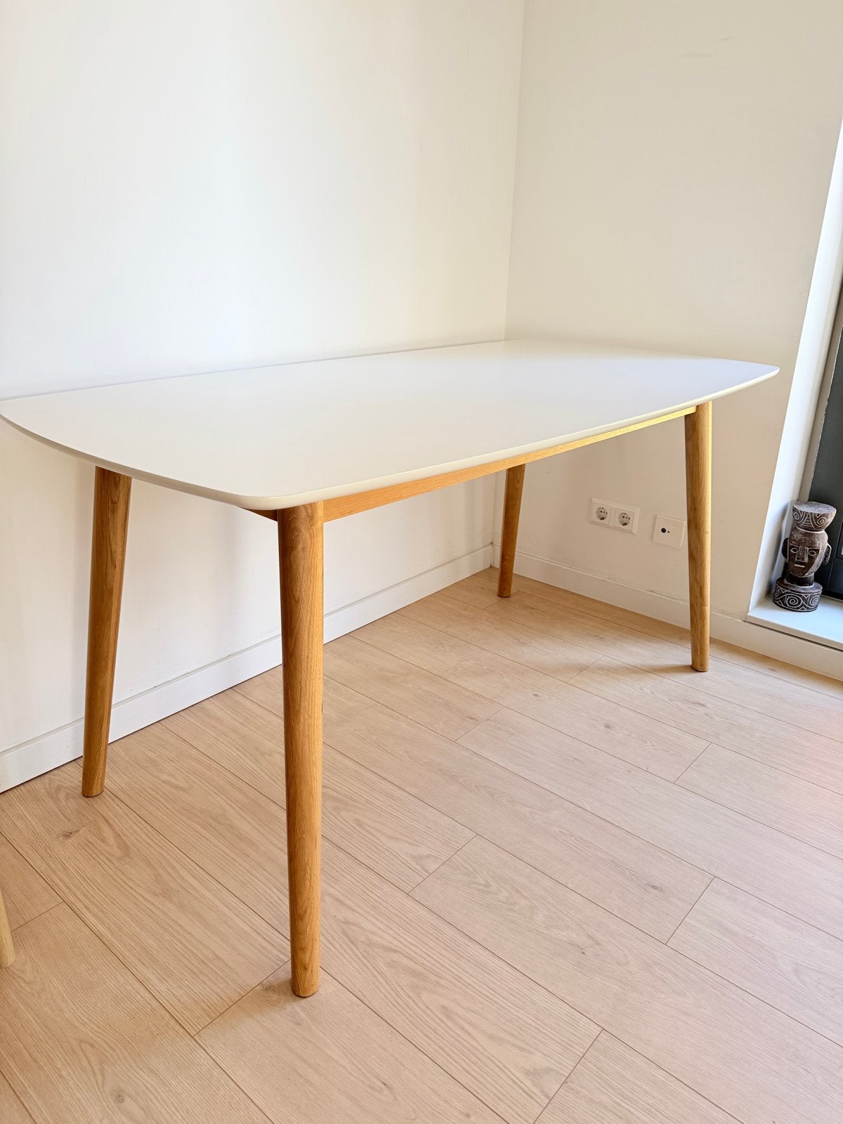 Witte eettafel met houten poten 150х80 см., Huis en Inrichting, Ophalen, Gebruikt, 100 tot 150 cm, Tot twee personen