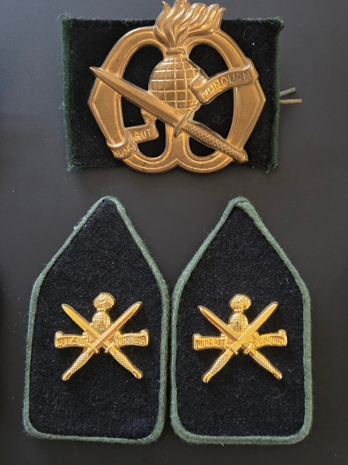 Korps Commando Troepen baretemblemen en kraagspiegels KCT, Verzamelen, Militaria | Algemeen, Ophalen of Verzenden, Landmacht, Nederland