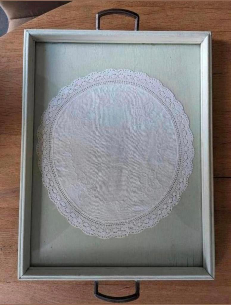 Dienblad (krijtverf) met oud kanten kleedje onder glas, Ophalen of Verzenden