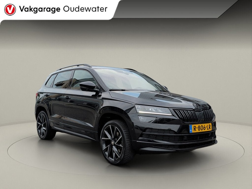 Skoda Karoq 1.5 TSI ACT Sportline Business + Pano + trekhaak, Stof, Euro 6, 4 cilinders, Zwart