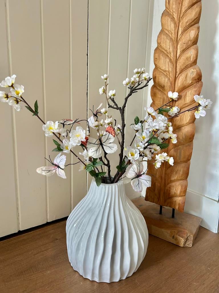 Mooie witte vaas met kersenbloesem zijdebloemen vlinders, Ophalen of Verzenden, Zo goed als nieuw