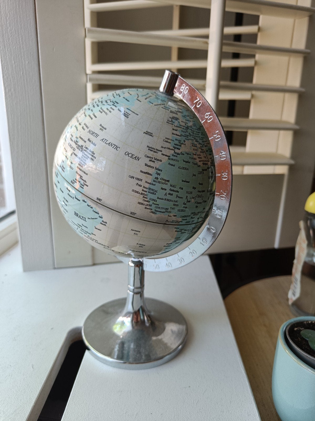 Decoratieve Wereldbol met Metalen Voet, Huis en Inrichting, Woonaccessoires | Wereldbollen, Ophalen, Zo goed als nieuw