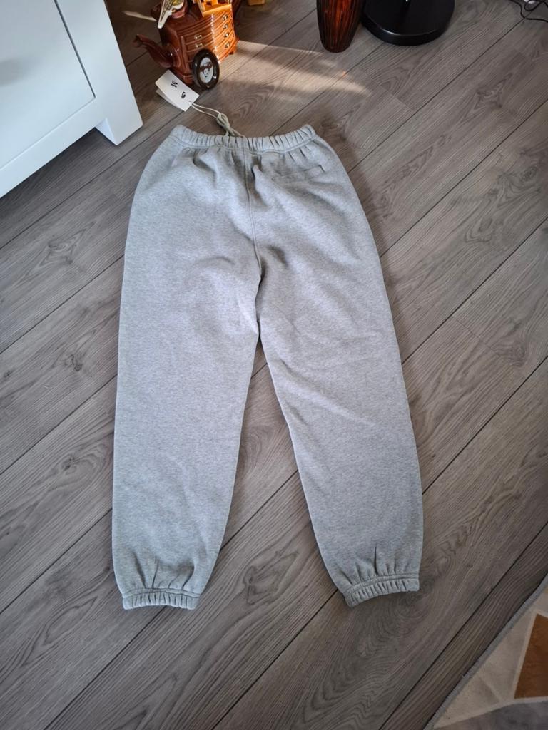 Nike x Stussy Fleece Broek Grijs Maat M Nieuw, Maat 38/40 (M), Nike x Stussy, Nieuw, Ophalen of Verzenden