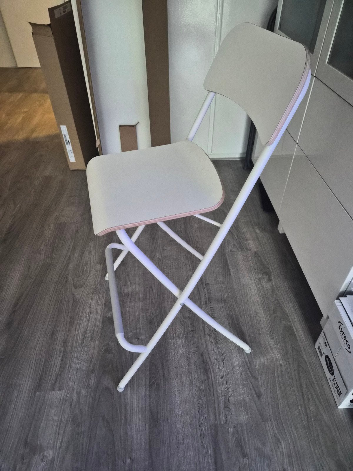 Opvouwbare kruk/stoel - ideaal voor kleine ruimtes, Ophalen, Modern, Compact, Wit, Nieuw