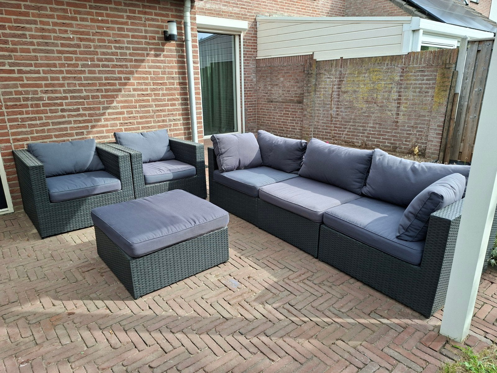 Loungeset met bank, twee stoelen en tafeltje of voetenbank, Ophalen, 5 zitplaatsen, Gebruikt, Bank