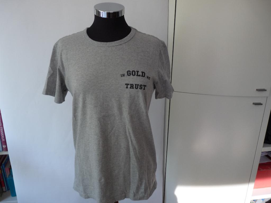 Eenvoudig grijs tshirt met zwarte opdruk In Gold we trust  M, Kleding | Dames, Maat 38/40 (M), In gold we trust, Ophalen of Verzenden