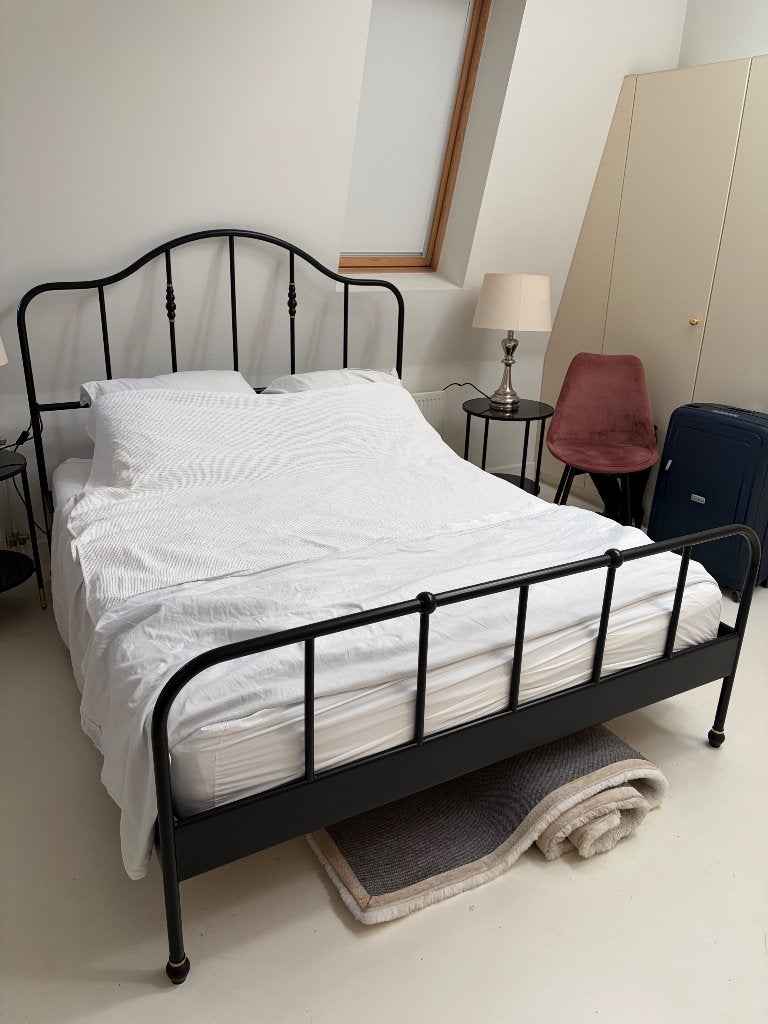Tweepersoonsbed metaal met matras en tafeltjes