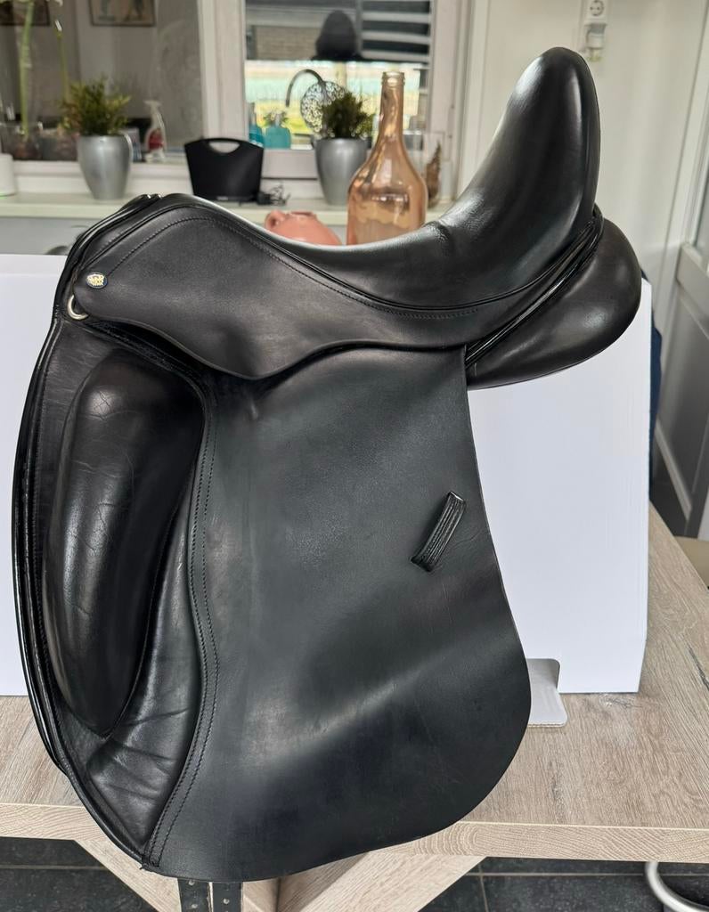 KM zadel Custom, Dieren en Toebehoren, Paarden en Pony's | Zadels, Ophalen of Verzenden, Zo goed als nieuw, Dressuur
