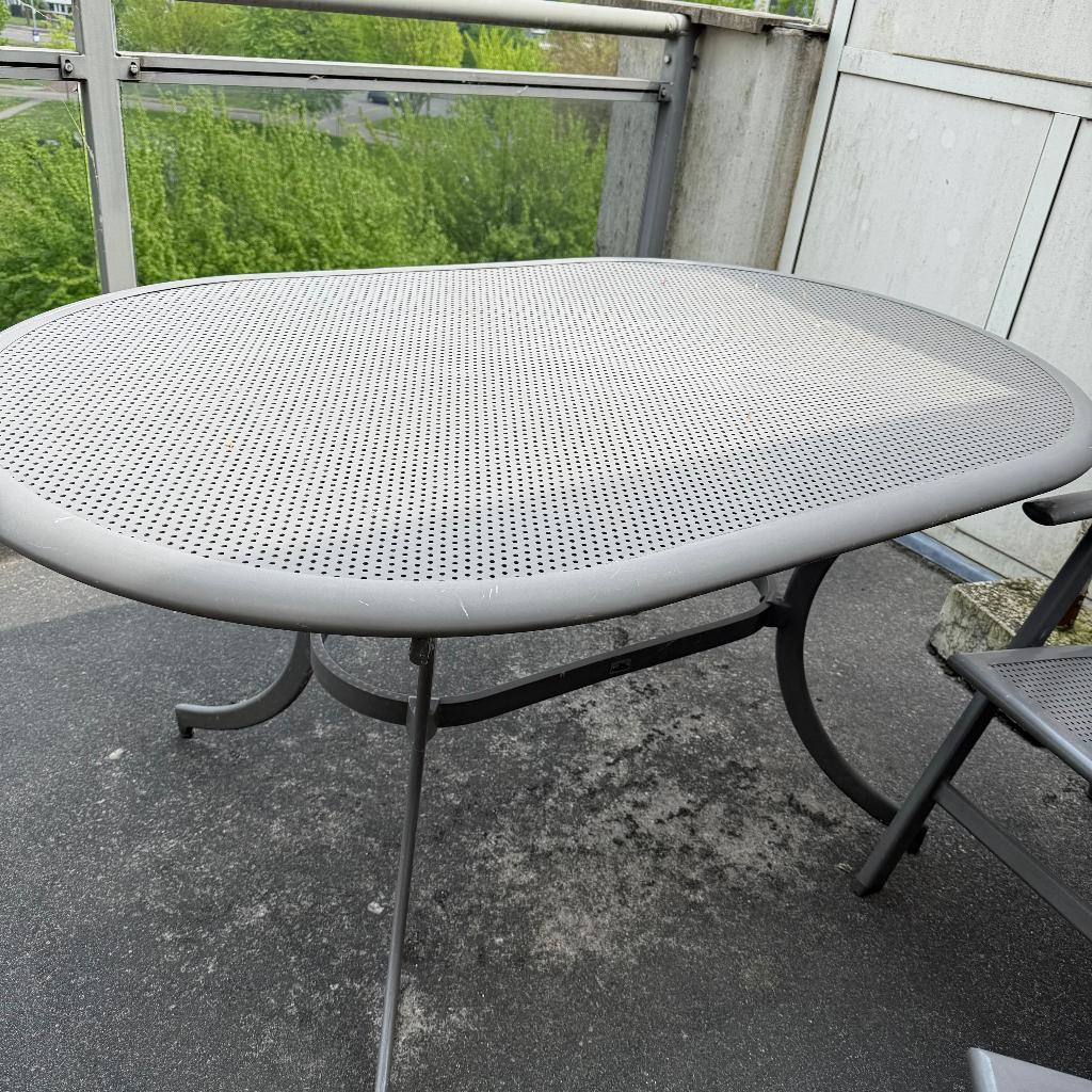 IJzeren tuintafel met vier stoelen en bijbehorende kussens, Ophalen, Gebruikt, Ovaal, Metaal