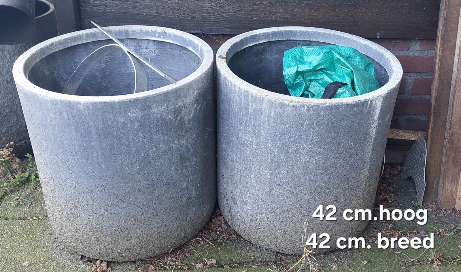 Twee stevige, gebruikte betonnen bloempotten., Tuin en Terras, Tuinvazen, Ophalen, Gebruikt