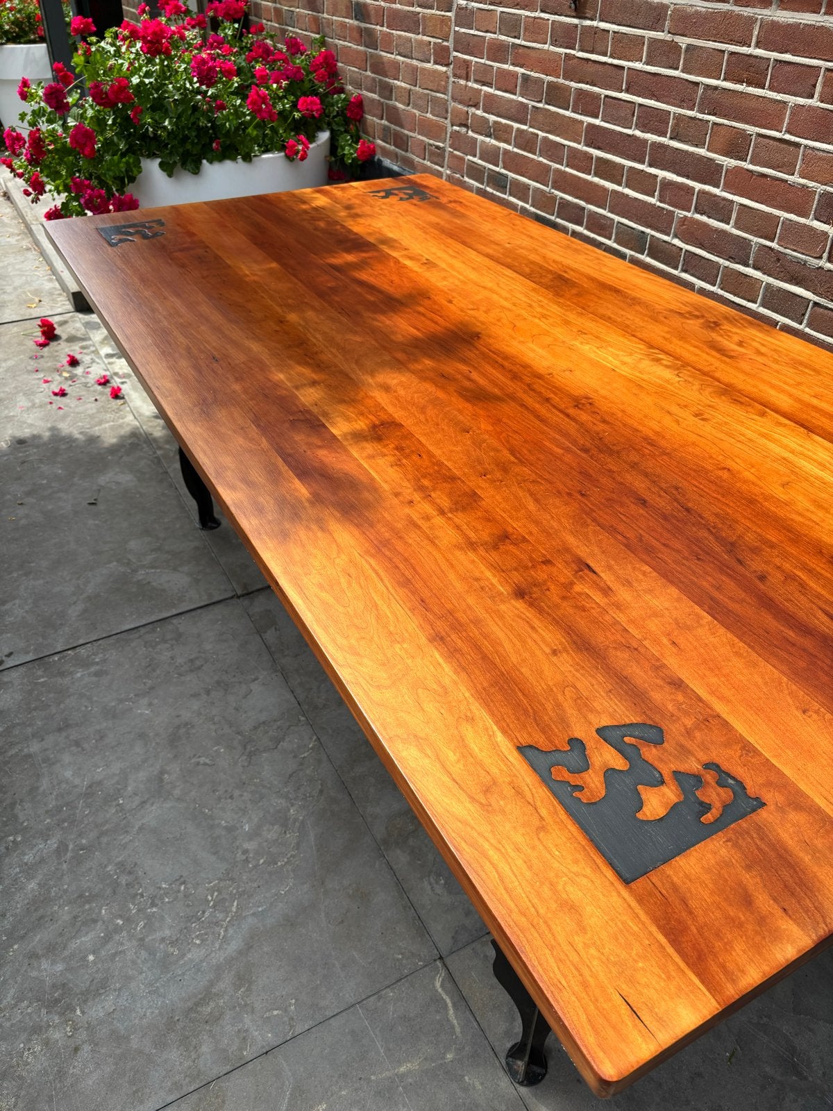 Deense design tafel met iepenhouten blad en stalen ornamente, Huis en Inrichting, Tafels | Eettafels, Zo goed als nieuw, Vijf personen of meer